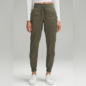 lululemon
DANCE STUDIO MID-RISE JOGGER
